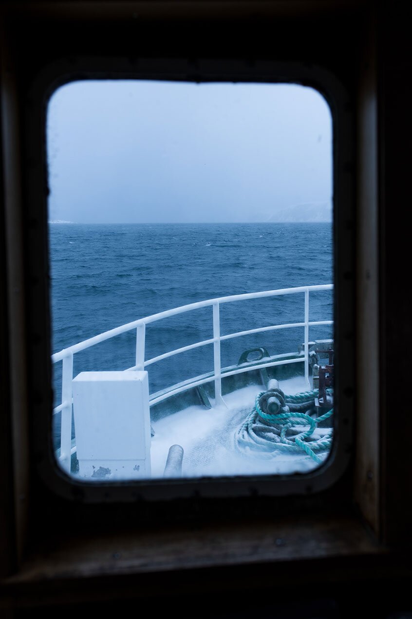 从船上的窗户向外眺望